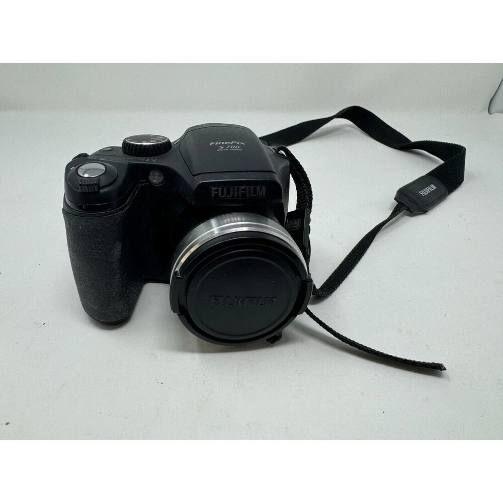 Fuji Fujifilm | Finepix S700 | 7.1MP Digital Camera | Tested W/2GB